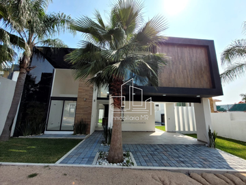 CASA CON ALBERCA EN OAXTEPEC MORELOS.
