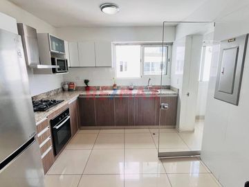Alquiler En Sn Isidro Flat De 118.79 M2 Vista Exterior Con Balcon Y Cochera