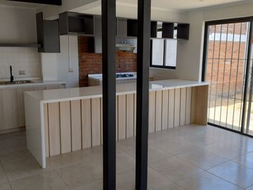 Se vende estupenda casa totalmente remodelada en excelente ubicación