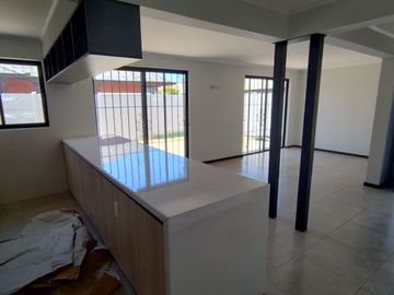 Se vende estupenda casa totalmente remodelada en excelente ubicación