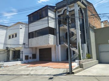 Se Vende apartamento en el Barrio El Limonar, Sur de Cali.