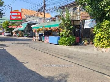 ทาวน์เฮาส์ การเคหะชุมชนทุ่งสองห้อง เนื้อที่ 20 ตรว. ถนนวิภาวดี-รังสิต แขวงทุ่งสองห้อง เขตบางเขน กรุงเทพฯ