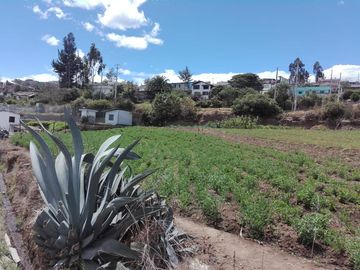 SE VENDE LOTE DE TERRENO  2.600 M2. YARUQUI - PICHINCHA - ECUADOR