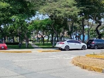 IMPECABLE CASA ENTRE PARQUES