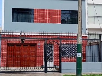 IMPECABLE CASA ENTRE PARQUES