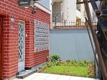 IMPECABLE CASA ENTRE PARQUES