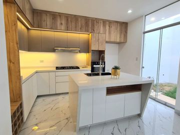 HERMOSA CASA DE ESTRENO EN VENTA - URB. BOULEVARD PARK PLAZA - PIURA