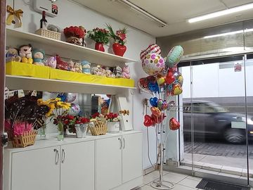 VENDO LOCAL EN ESQUINA AV. LA MARINA