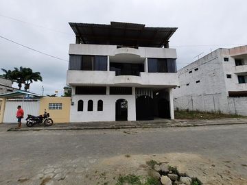 SE VENDE CASA DE 3 DEPARMENTOS,  FRENTE A LA PLAYA ATACAMES – ESMERLDAS - ECUADOR
