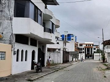 SE VENDE CASA DE 3 DEPARMENTOS,  FRENTE A LA PLAYA ATACAMES – ESMERLDAS - ECUADOR