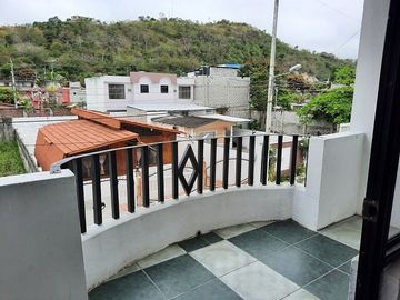 SE VENDE CASA DE 3 DEPARMENTOS,  FRENTE A LA PLAYA ATACAMES – ESMERLDAS - ECUADOR