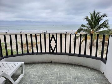 SE VENDE CASA DE 3 DEPARMENTOS,  FRENTE A LA PLAYA ATACAMES – ESMERLDAS - ECUADOR
