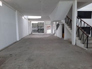 SE VENDE CASA DE 3 DEPARMENTOS,  FRENTE A LA PLAYA ATACAMES – ESMERLDAS - ECUADOR