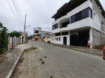 SE VENDE CASA DE 3 DEPARMENTOS,  FRENTE A LA PLAYA ATACAMES – ESMERLDAS - ECUADOR