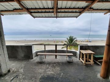 SE VENDE CASA DE 3 DEPARMENTOS,  FRENTE A LA PLAYA ATACAMES – ESMERLDAS - ECUADOR