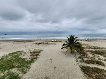 SE VENDE CASA DE 3 DEPARMENTOS,  FRENTE A LA PLAYA ATACAMES – ESMERLDAS - ECUADOR