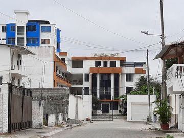 SE VENDE CASA DE 3 DEPARMENTOS,  FRENTE A LA PLAYA ATACAMES – ESMERLDAS - ECUADOR