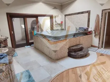 Jardines del Valle Lujosa casa en venta con alberca