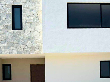 CASA EN VENTA DE DISEÑO PROPIO CERCA DE LA UNIVERSIDAD ANÁHUAC