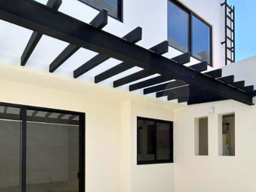 CASA EN VENTA DE DISEÑO PROPIO CERCA DE LA UNIVERSIDAD ANÁHUAC