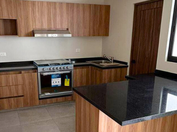 CASA EN VENTA DE DISEÑO PROPIO CERCA DE LA UNIVERSIDAD ANÁHUAC