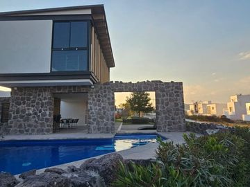 CASA EN VENTA DE DISEÑO PROPIO CERCA DE LA UNIVERSIDAD ANÁHUAC