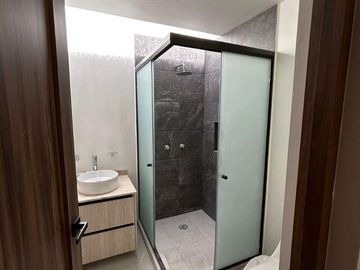 CASA EN VENTA DE DISEÑO PROPIO CERCA DE LA UNIVERSIDAD ANÁHUAC