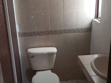 Se vende casa 9 recámaras, excelente ubicación, Col. La Paz, a 10 minutos de la UPAEP, ideal para Inversionistas. para renta recamaras con servicios