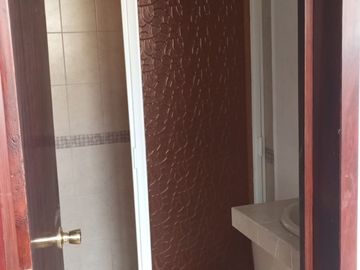 Se vende casa 9 recámaras, excelente ubicación, Col. La Paz, a 10 minutos de la UPAEP, ideal para Inversionistas. para renta recamaras con servicios
