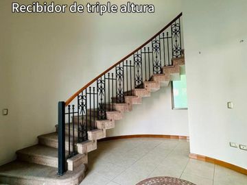 Lujosa y amplia casa, con 512m2 de construcción.