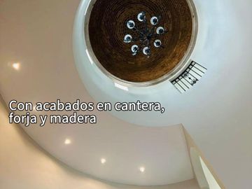 Lujosa y amplia casa, con 512m2 de construcción.