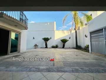 Lujosa y amplia casa, con 512m2 de construcción.