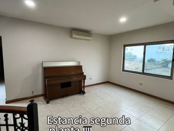 Lujosa y amplia casa, con 512m2 de construcción.
