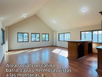 Lujosa y amplia casa, con 512m2 de construcción.