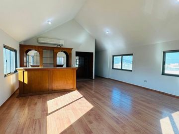 Lujosa y amplia casa, con 512m2 de construcción.