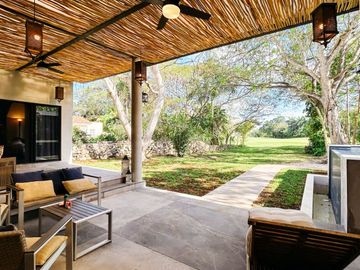 Casa con alberca privada y jardín, en venta, La Ceiba, Zona Norte, Mérida