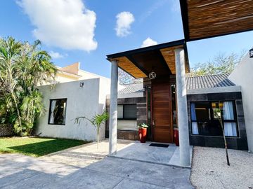 Casa con alberca privada y jardín, en venta, La Ceiba, Zona Norte, Mérida