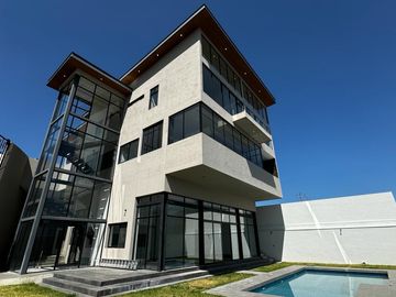 Casa en VENTA Sierra Alta 9o Sector