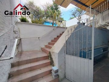 VENTA DE CASA GRANDE 5 RECAMARAS Y CON DEPARATAMENTO DE 1 RECAMARA, AMPLIO JARDIN