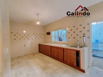 VENTA DE CASA GRANDE 5 RECAMARAS Y CON DEPARATAMENTO DE 1 RECAMARA, AMPLIO JARDIN