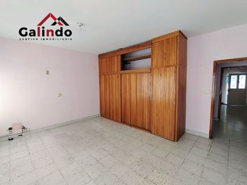 VENTA DE CASA GRANDE 5 RECAMARAS Y CON DEPARATAMENTO DE 1 RECAMARA, AMPLIO JARDIN