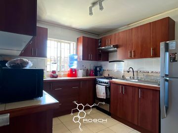 Amplia casa esquina, impecable 4D/3B