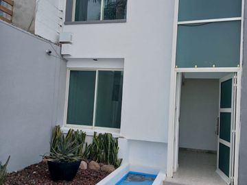 CASA HABITACION DE 2 NIVELES, EXCELENTE UBICACIÓN  (HACIA LA SALIDA A LEON)