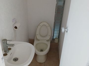 CASA HABITACION DE 2 NIVELES, EXCELENTE UBICACIÓN  (HACIA LA SALIDA A LEON)