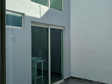CASA HABITACION DE 2 NIVELES, EXCELENTE UBICACIÓN  (HACIA LA SALIDA A LEON)