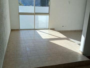 CASA HABITACION DE 2 NIVELES, EXCELENTE UBICACIÓN  (HACIA LA SALIDA A LEON)
