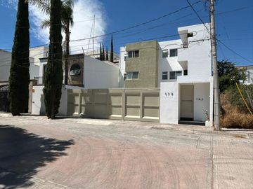 Departamento en Venta en Colinas del Parque con Espacios muy amplios.
