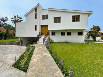HERMOSA CASA EN 2,630 m2 LA ENCANTADA DE VILLA
