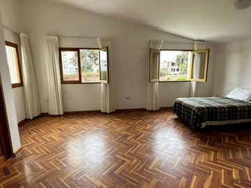 HERMOSA CASA EN 2,630 m2 LA ENCANTADA DE VILLA