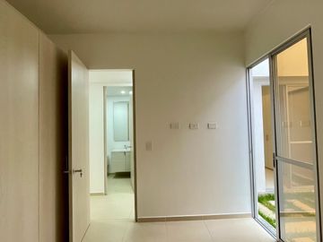 Extraordinaria casa de un solo nivel en renta en Galicia Verde Conjunto Residencial. Cerritos.